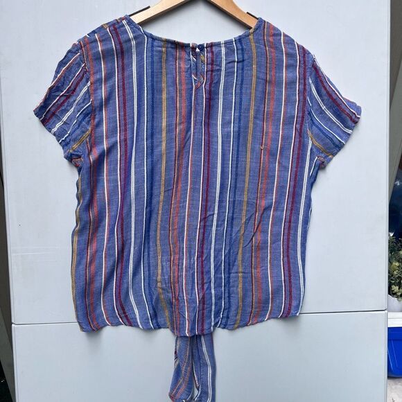 K.I.T Striped, KnotHem, Key hole Back, Short Sleeve Blouse, Women's size Medium - Picture 6 of 6